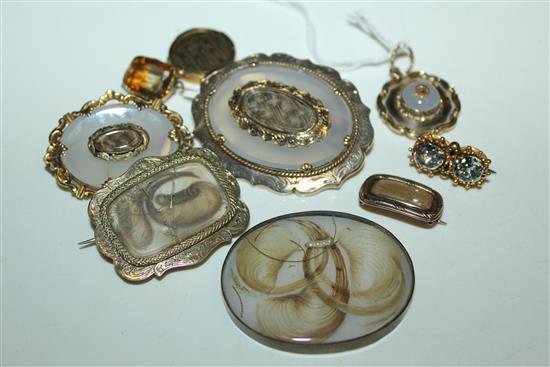 1847 memento mori brooch, inset plaited scrolled hairpiece (af), 3 other hairpiece brooches, 2 lockets, citrine brooch & sundries (10)